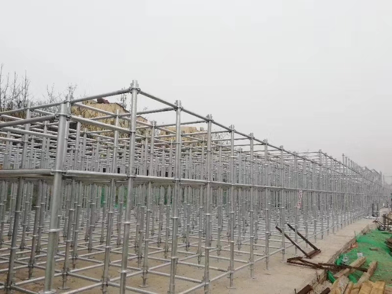 搭建腳手架橫向掃地桿與縱向掃地桿時，怎么設置好？ (圖1)